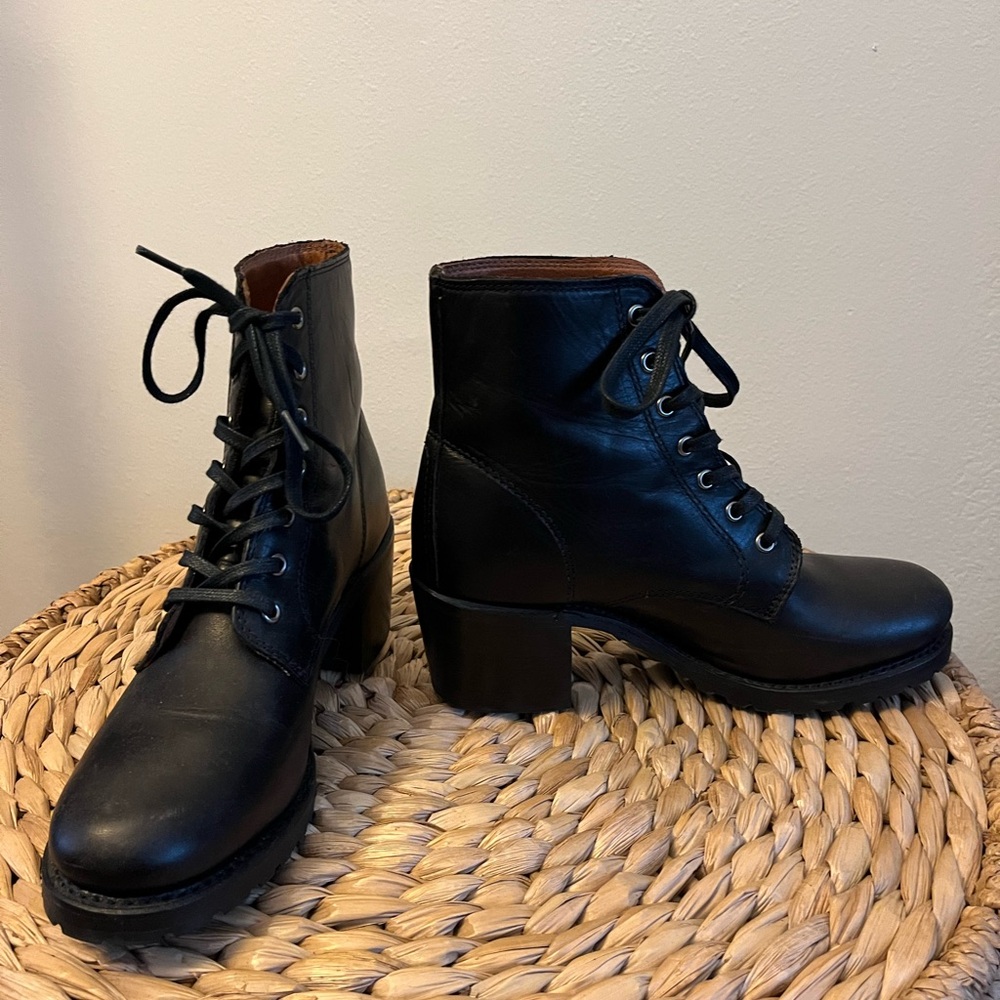 Frye Sabrina Lace UpBoot, 8.5 (39) - Like New